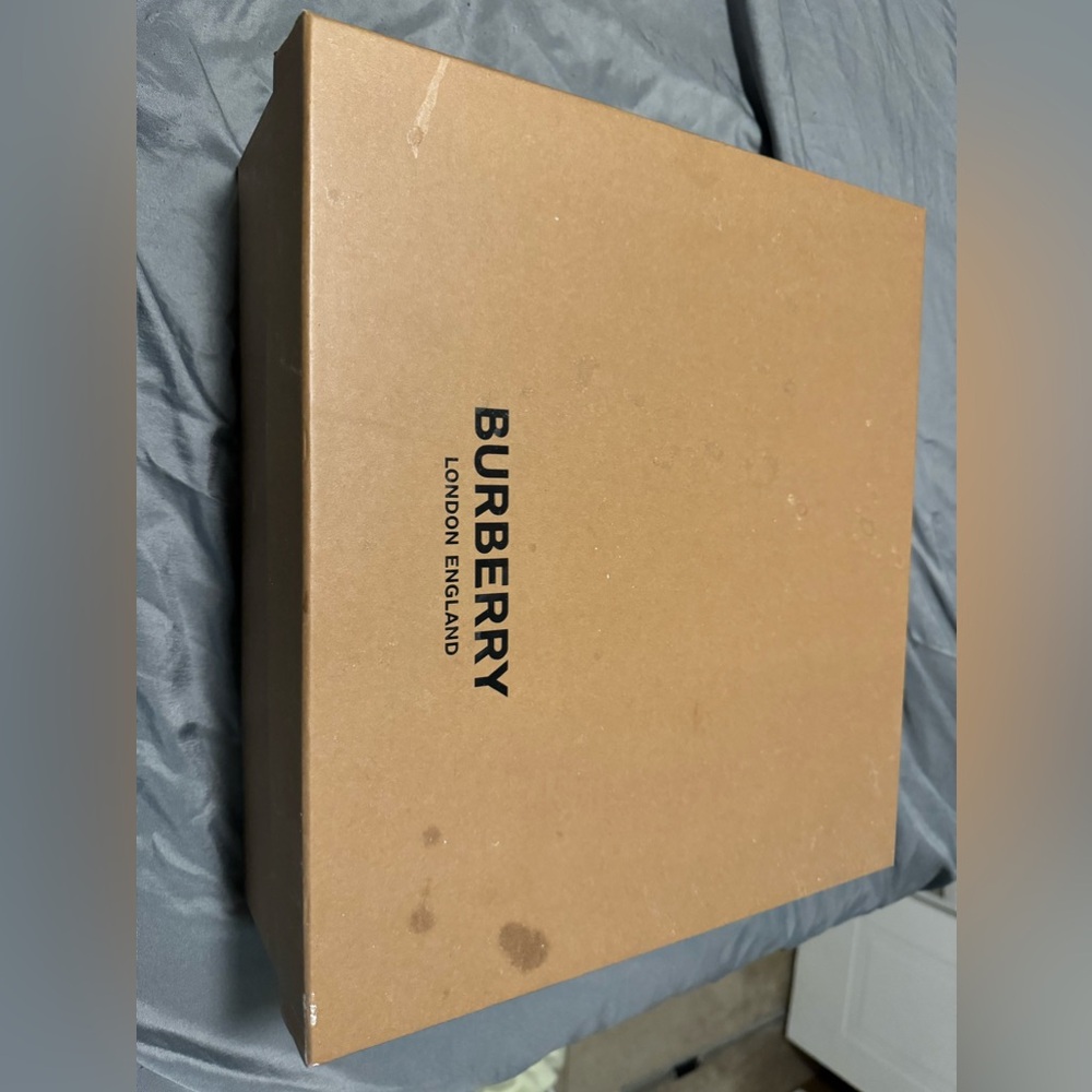 selling slightly used burberry shoes ( Arthur)